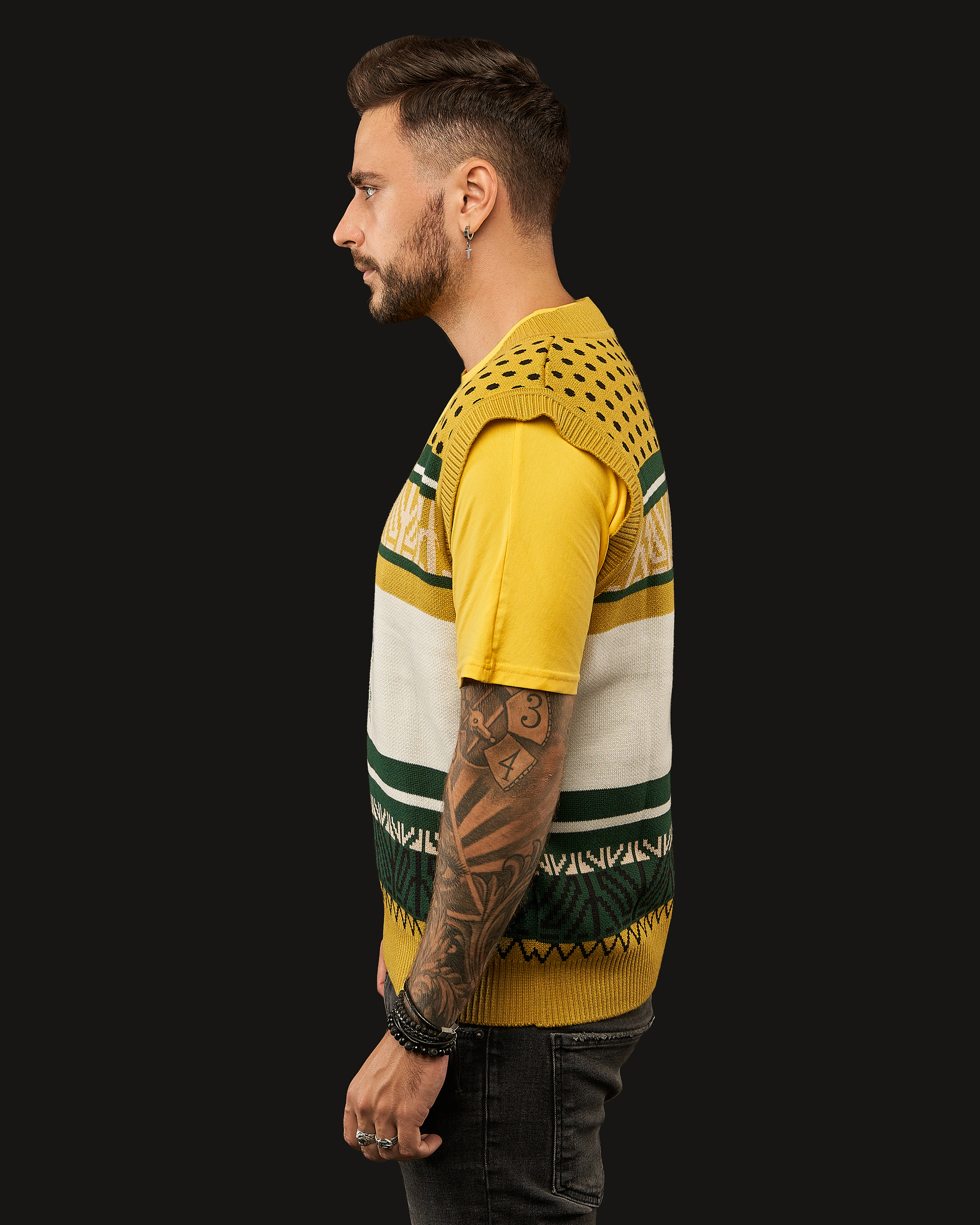 Knitted vest Image: https://ohueno-official.com/wp-content/uploads/9.jpg