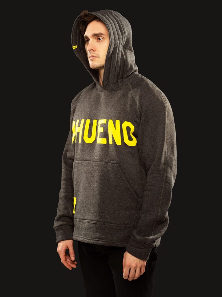 Худі базовий (графіт) Зображення: https://ohueno-official.com/wp-content/uploads/lek_5616-scaled-768x1024.jpg