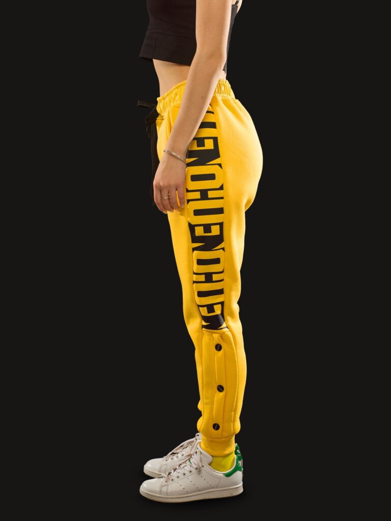 Штани Лампас (жовті) Зображення: https://ohueno-official.com/wp-content/uploads/lek_6546-scaled-768x1024.jpg