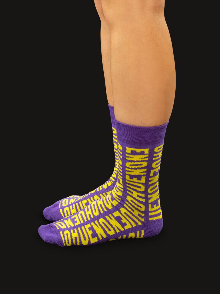 Шкарпетки Pattern фіолетові Зображення: https://ohueno-official.com/wp-content/uploads/lek_7695-min-768x1024.jpg