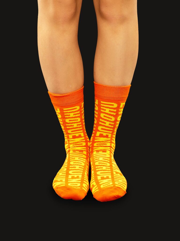 Шкарпетки Pattern помаранчеві Зображення: https://ohueno-official.com/wp-content/uploads/lek_7708-min-768x1024.jpg