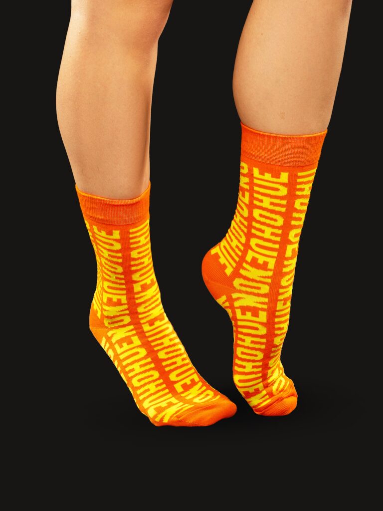 Шкарпетки Pattern помаранчеві Зображення: https://ohueno-official.com/wp-content/uploads/lek_7719-min-768x1024.jpg