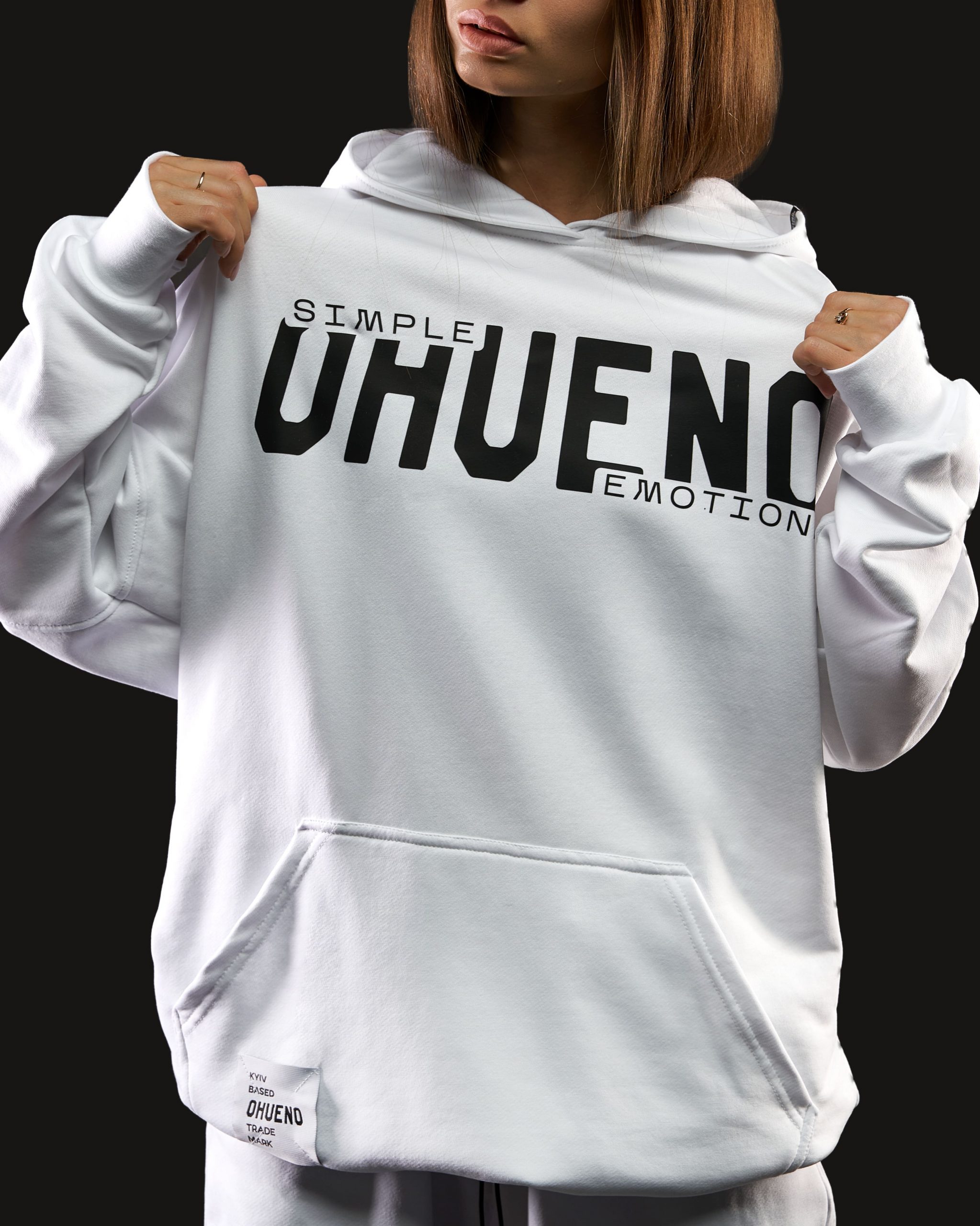 Bluza z kapturem oversize (biały) Image: https://ohueno-official.com/wp-content/uploads/m00393-scaled.jpg