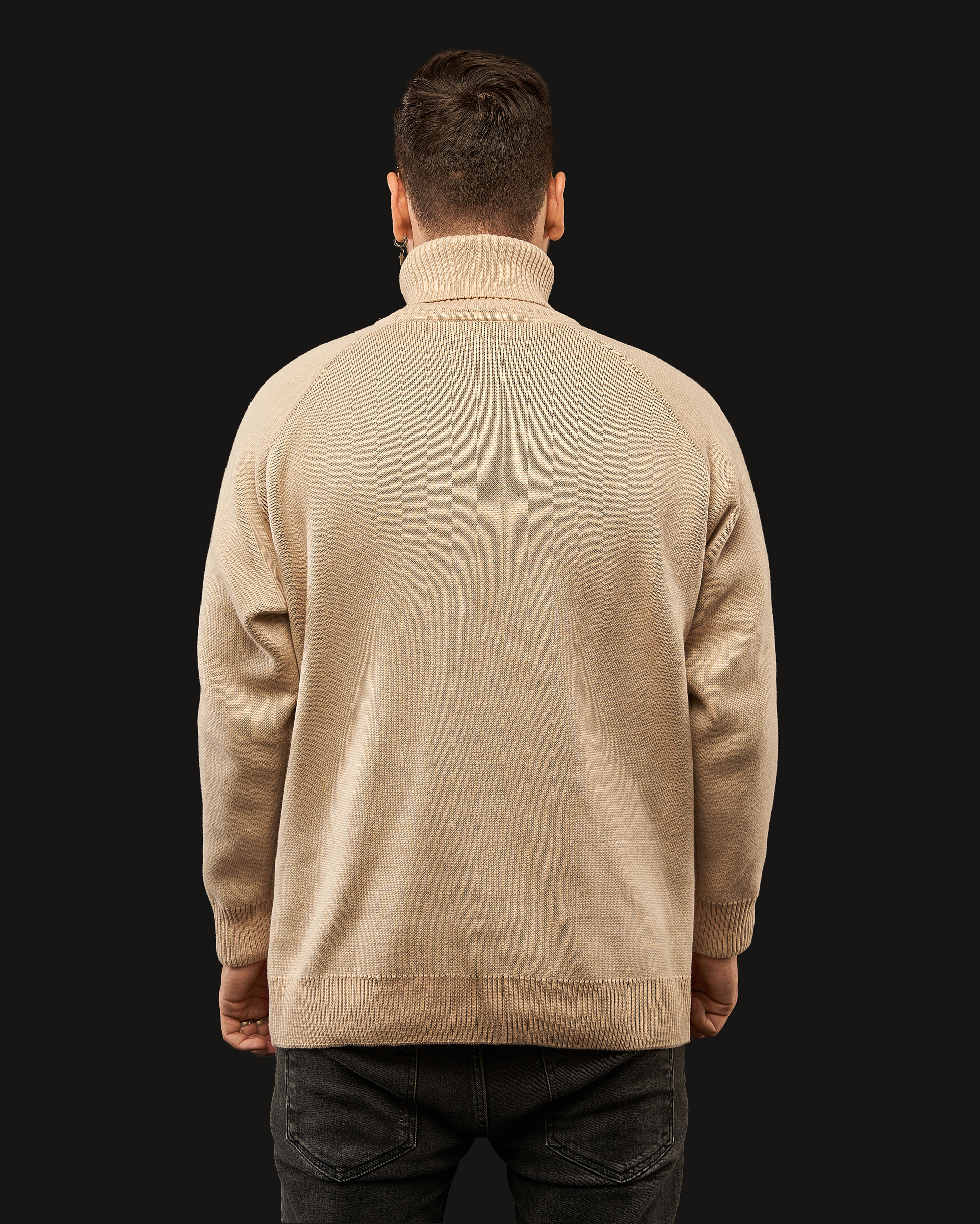 Sweter (beżowy) Image: https://ohueno-official.com/wp-content/uploads/m01950-1.jpg