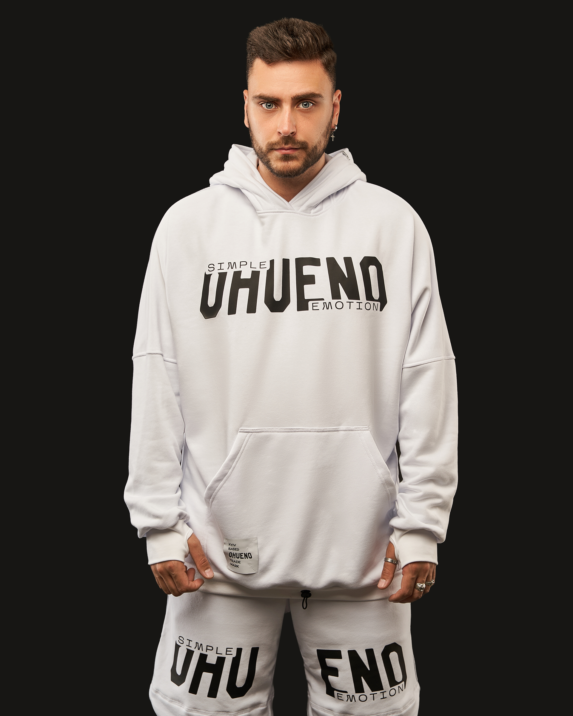 Oversized hoodie (white) Image: https://ohueno-official.com/wp-content/uploads/m01975.jpg