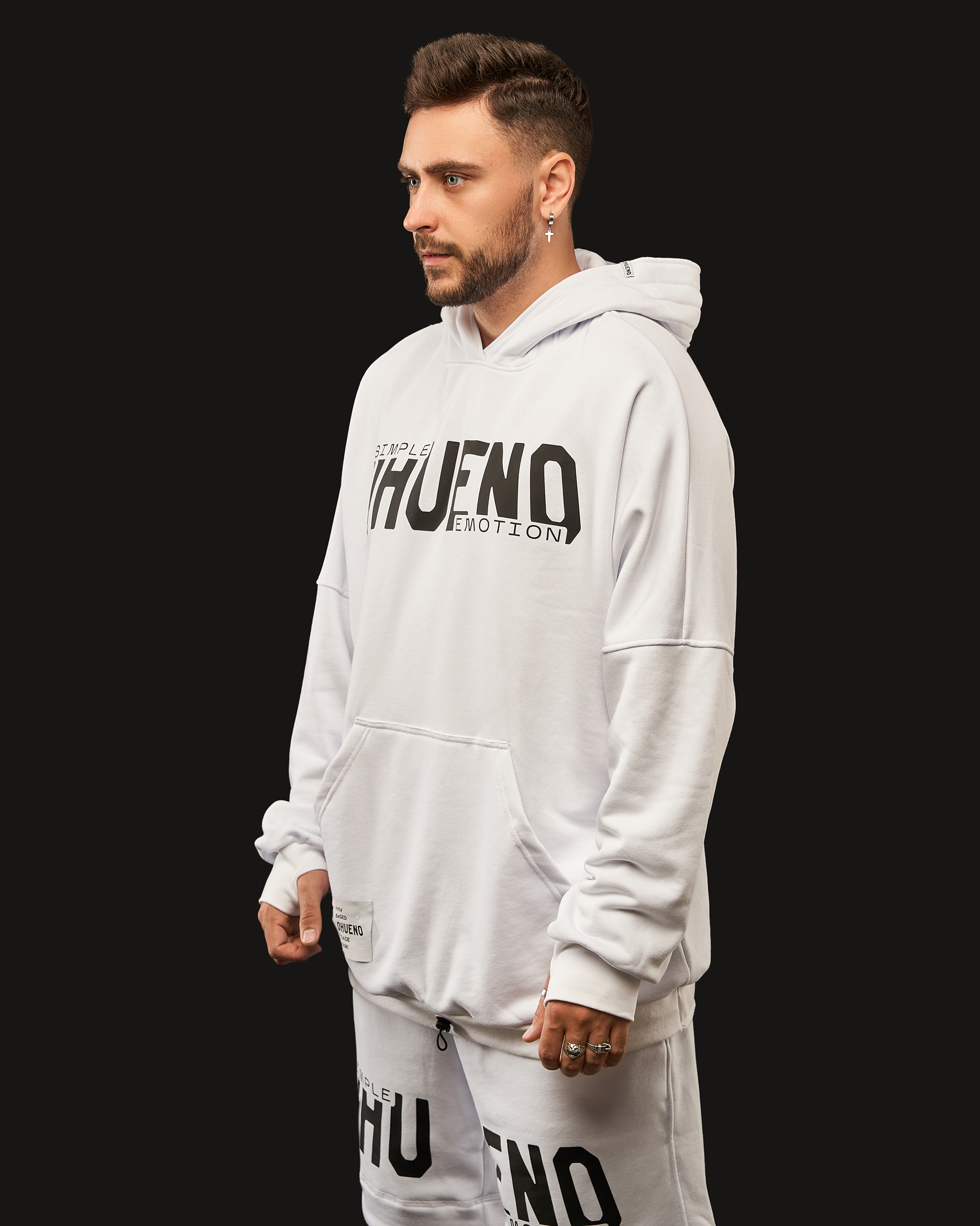 Oversized hoodie (white) Image: https://ohueno-official.com/wp-content/uploads/m01976.jpg