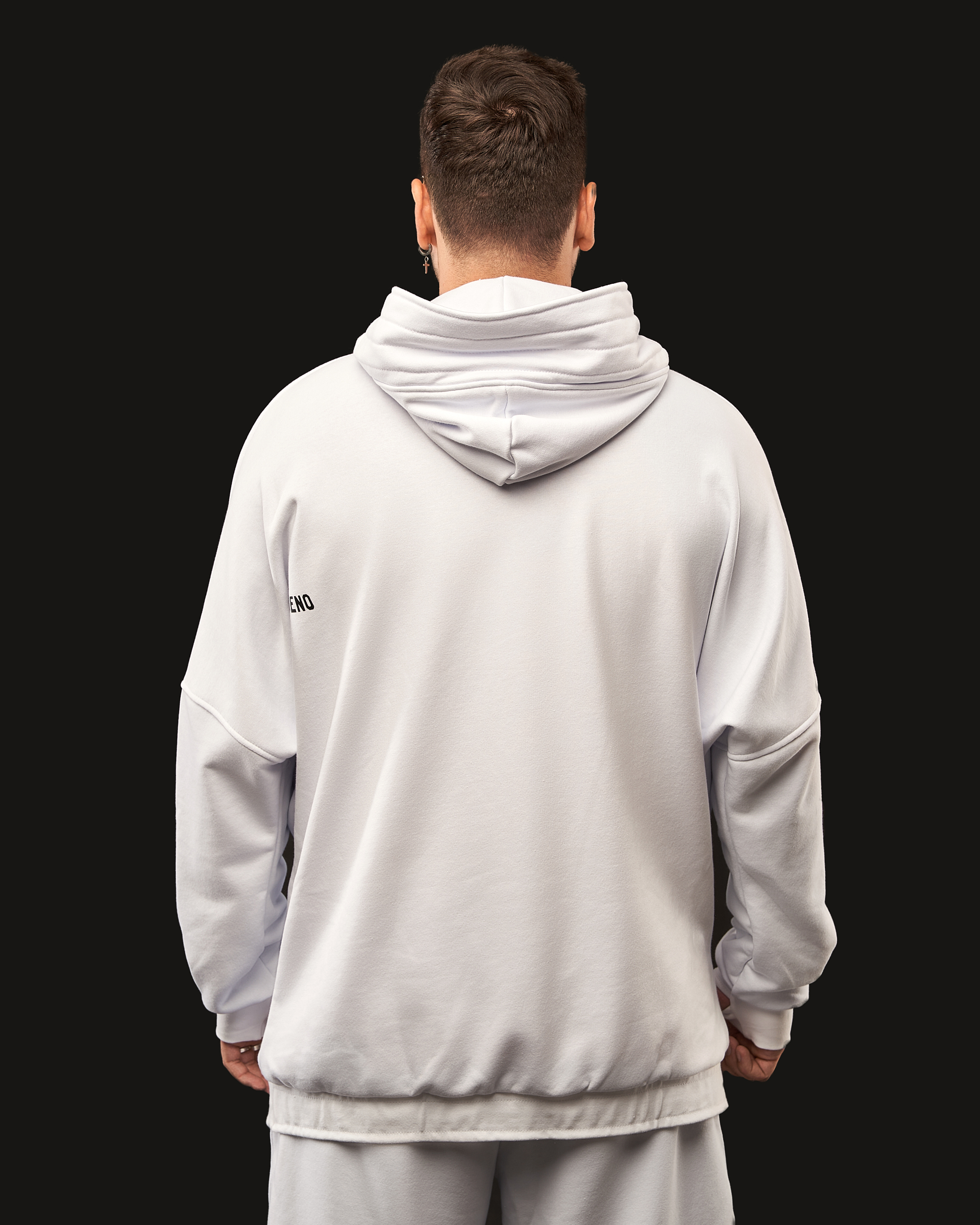 Oversized hoodie (white) Image: https://ohueno-official.com/wp-content/uploads/m01977.jpg