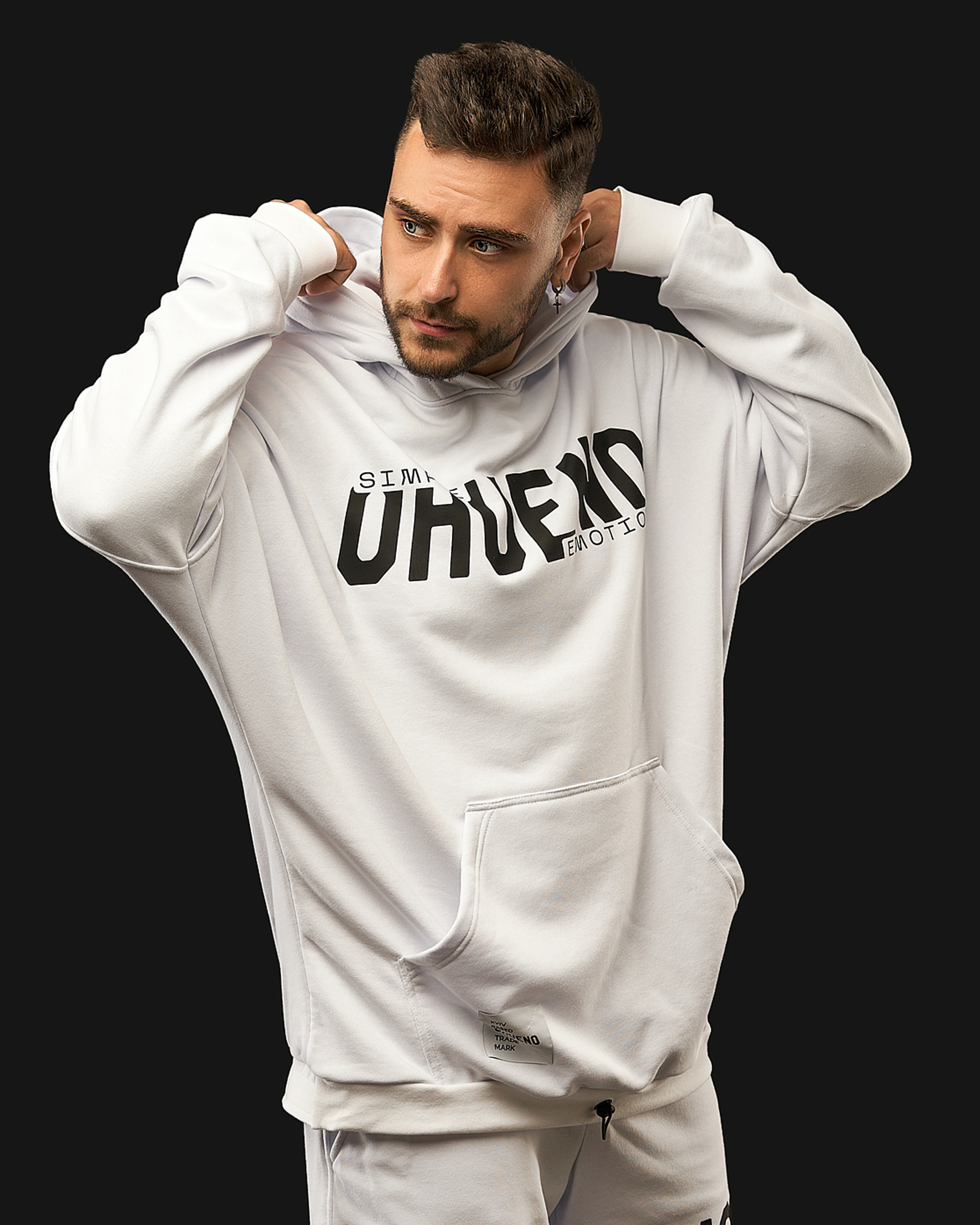 Oversized hoodie (white) Image: https://ohueno-official.com/wp-content/uploads/m01978-kopyia.jpg