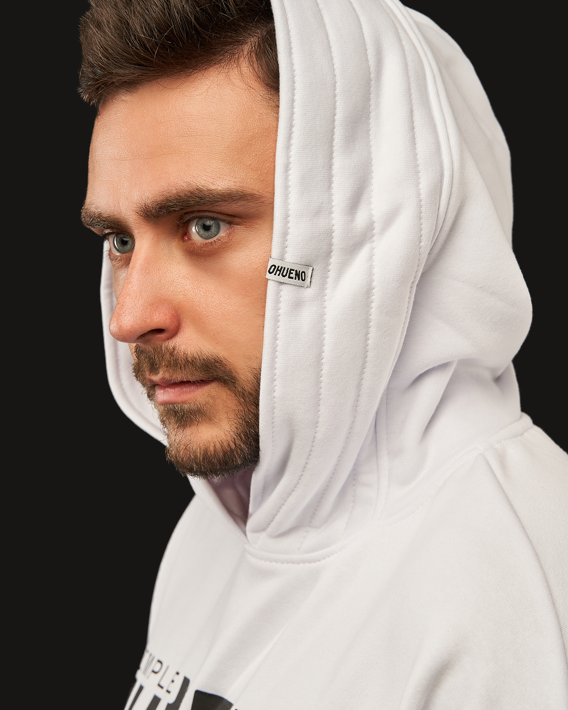 Oversized hoodie (white) Image: https://ohueno-official.com/wp-content/uploads/m01979.jpg