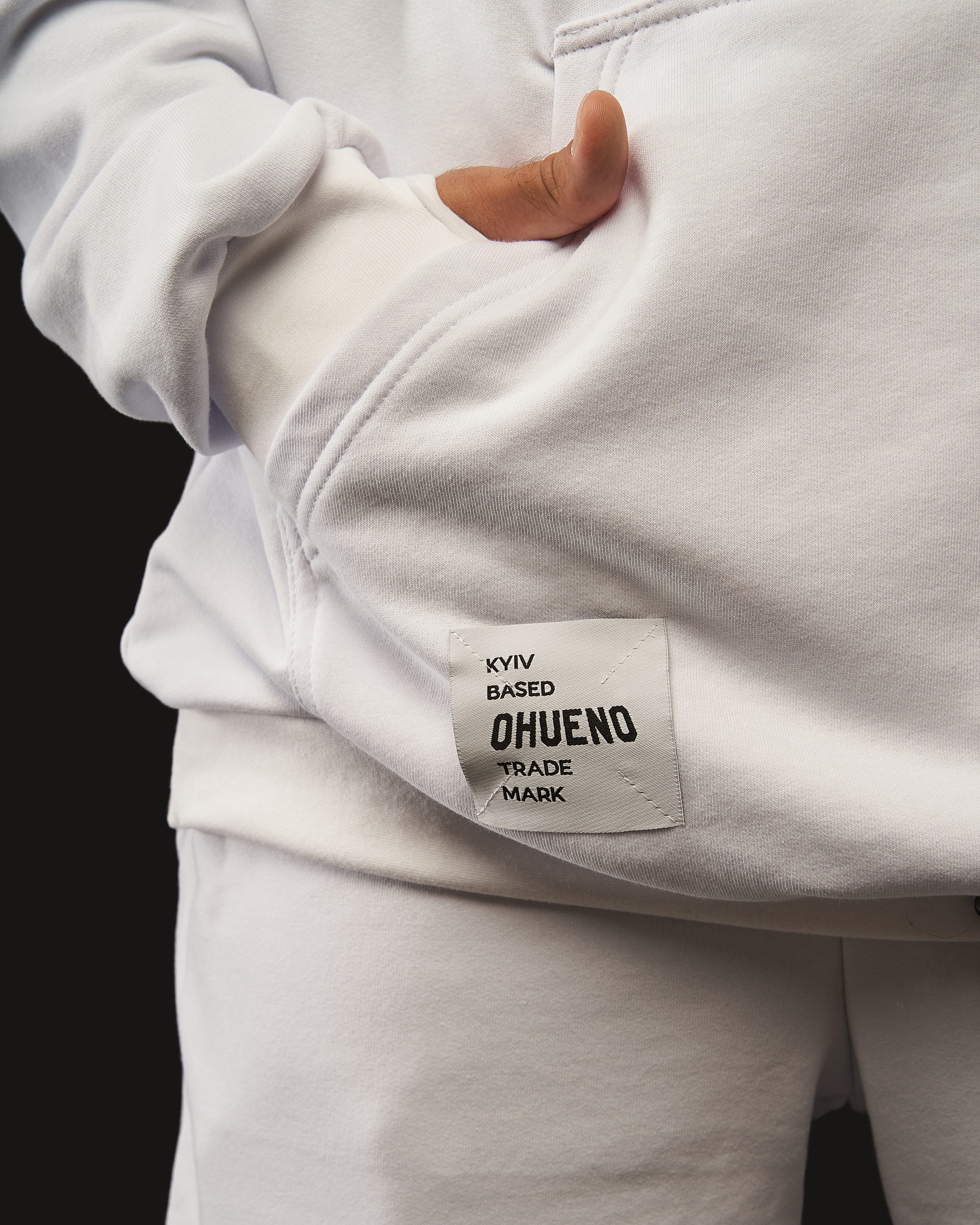 Oversized hoodie (white) Image: https://ohueno-official.com/wp-content/uploads/m01980.jpg