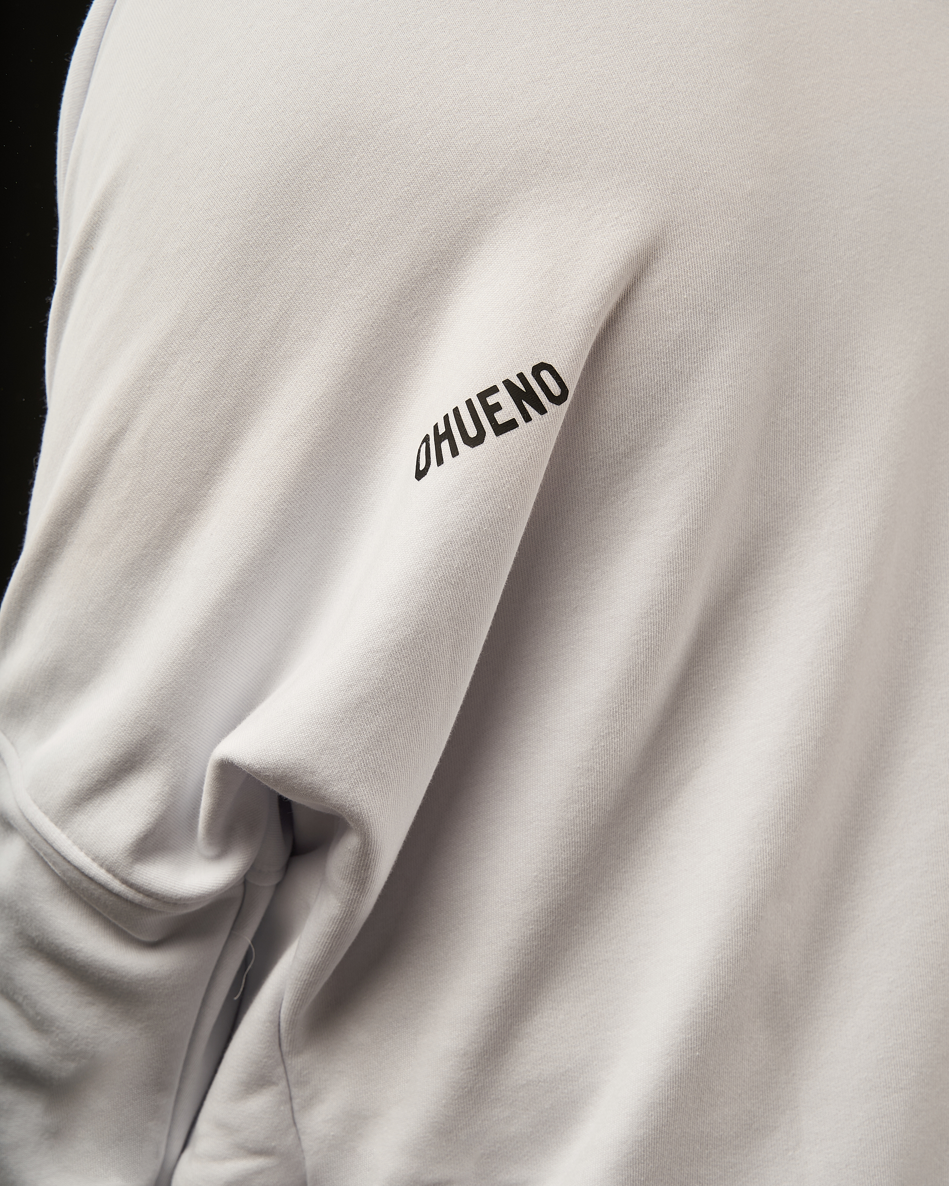 Oversized hoodie (white) Image: https://ohueno-official.com/wp-content/uploads/m01982.jpg