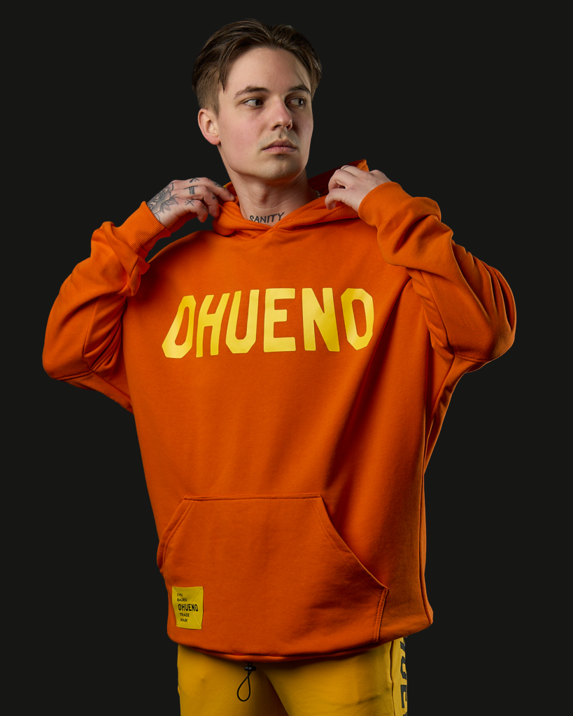 Oversized hoodie (orange) Image: https://ohueno-official.com/wp-content/uploads/m02012-819x1024.png