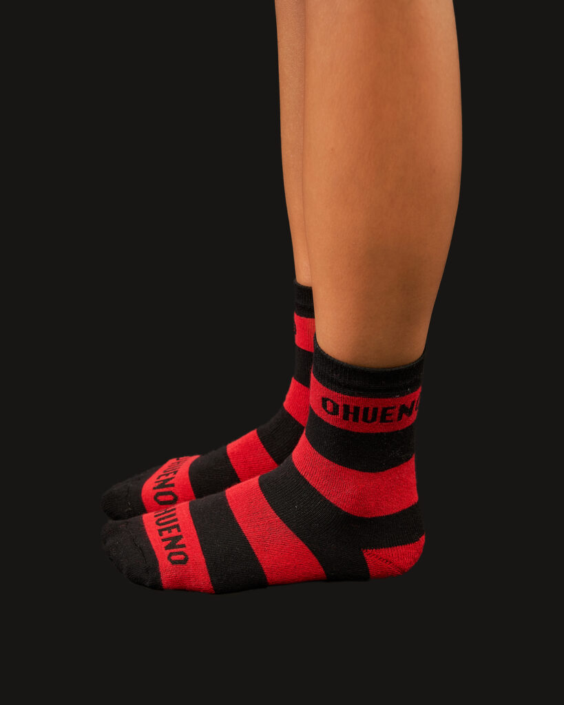 Шкарпетки теплі червоно-чорні Image: https://ohueno-official.com/wp-content/uploads/m02157-819x1024.jpg