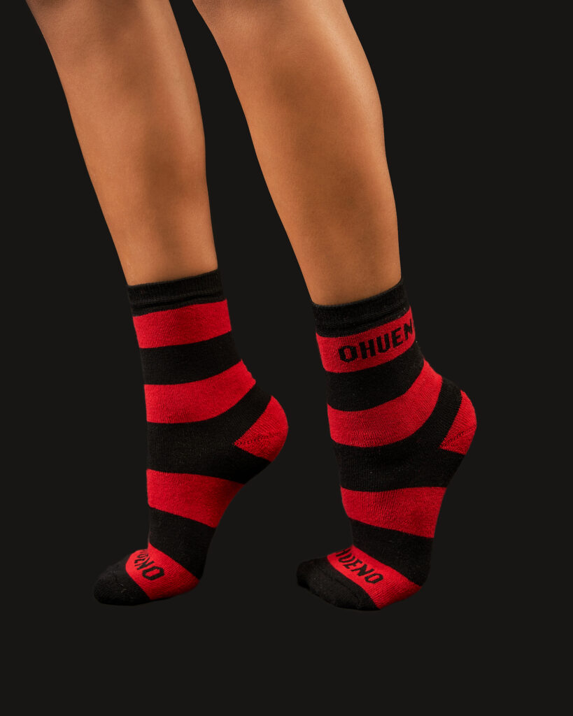 Шкарпетки теплі червоно-чорні Image: https://ohueno-official.com/wp-content/uploads/m02158-819x1024.jpg